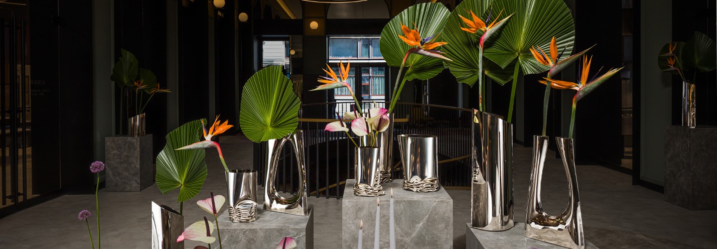 „Steel Lifes. Oskar Zięta’s Vases” to tytuł wystawy najnowszych prac Oskara Zięty. Kolekcja wazonów z błyszczącej stali to nowoczesny, minimalistyczny i nierzadko eksperymentalny design, oddający charakterystyczny styl projektanta. Partnerem wystawy jest marka Opoczno.